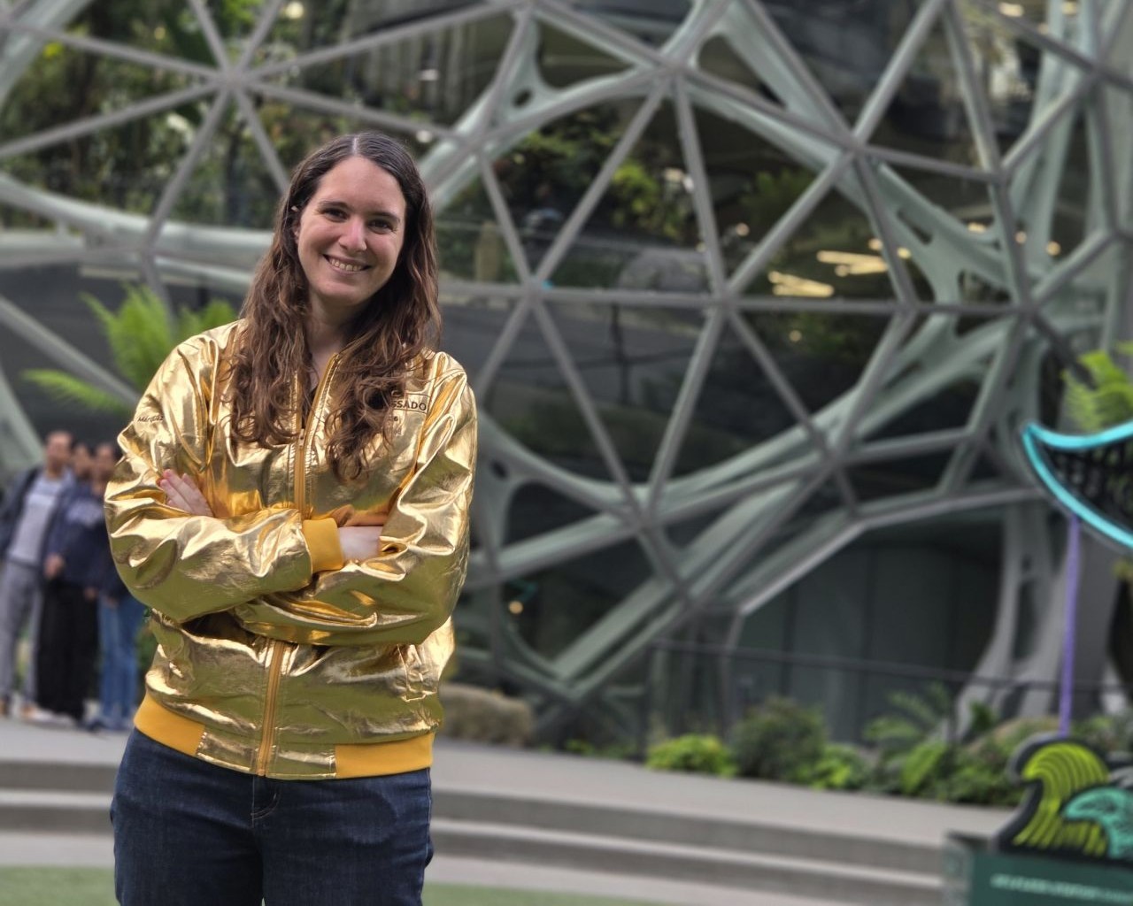 ¡Claudia recibe la Golden Jacket de AWS por haber obtenido las 12 certificaciones!